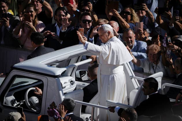 Pope Leo XIV during the weekly General Audience Pope Leo XIV greets the faithful and delivers his weekly General Audience at St. Peter™s Square in Vatican City, addressing pilgrims and visitors gathered for the traditional Wednesday appointment. Rome, Italy, September 23, 2026. Rome Vatican Copyright: xAndreaxCalandrax