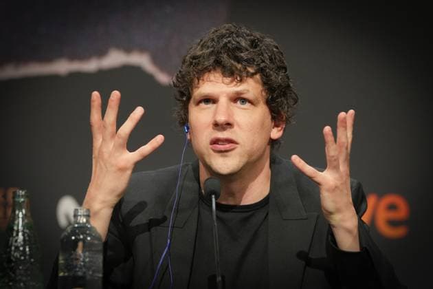 Photocall for the film The Debut at the San Sebastián Film Festival Actor Jesse Eisenberg speaks to the media during the presentation of the film The Debut at the San Sebastián Film Festival on September 23, 2026, in San Sebastián, Basque Country, Spain. The Debut centers on Mona Friedman, a shy housewife who lands a role in a community theater production and undergoes a transformation under the guidance of a demanding director. SEPTEMBER 23, 2026 San Sebastián, Basque Country San Sebastián, Basque Country, Spain  Copyright: xUnanuex 7793892