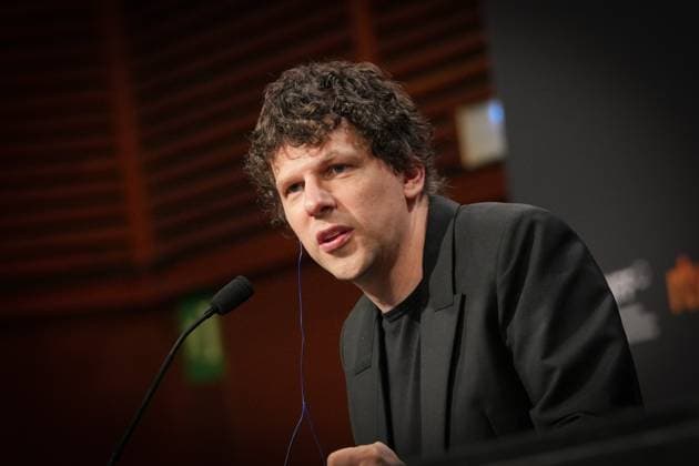 Photocall for the film The Debut at the San Sebastián Film Festival Actor Jesse Eisenberg speaks to the media during the presentation of the film The Debut at the San Sebastián Film Festival on September 23, 2026, in San Sebastián, Basque Country, Spain. The Debut centers on Mona Friedman, a shy housewife who lands a role in a community theater production and undergoes a transformation under the guidance of a demanding director. SEPTEMBER 23, 2026 San Sebastián, Basque Country San Sebastián, Basque Country, Spain  Copyright: xUnanuex 7793883