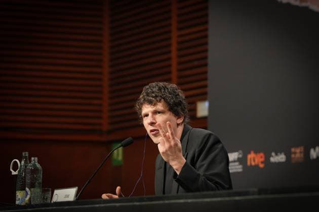 Photocall for the film The Debut at the San Sebastián Film Festival Actor Jesse Eisenberg speaks to the media during the presentation of the film The Debut at the San Sebastián Film Festival on September 23, 2026, in San Sebastián, Basque Country, Spain. The Debut centers on Mona Friedman, a shy housewife who lands a role in a community theater production and undergoes a transformation under the guidance of a demanding director. SEPTEMBER 23, 2026 San Sebastián, Basque Country San Sebastián, Basque Country, Spain  Copyright: xUnanuex 7793884