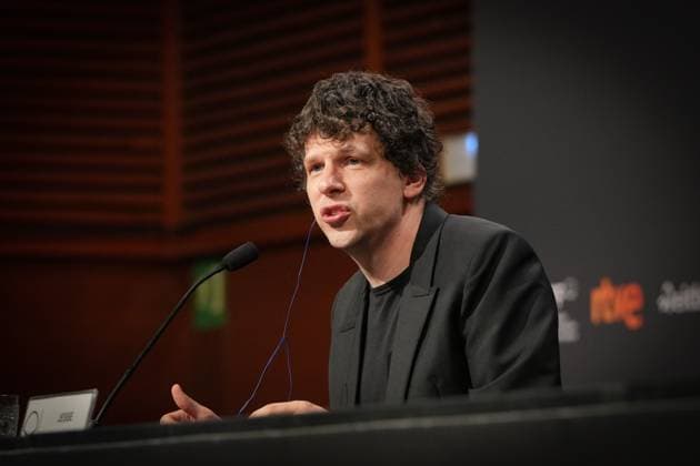 Photocall for the film The Debut at the San Sebastián Film Festival Actor Jesse Eisenberg speaks to the media during the presentation of the film The Debut at the San Sebastián Film Festival on September 23, 2026, in San Sebastián, Basque Country, Spain. The Debut centers on Mona Friedman, a shy housewife who lands a role in a community theater production and undergoes a transformation under the guidance of a demanding director. SEPTEMBER 23, 2026 San Sebastián, Basque Country San Sebastián, Basque Country, Spain  Copyright: xUnanuex 7793885
