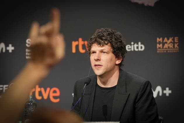 Photocall for the film The Debut at the San Sebastián Film Festival Actor Jesse Eisenberg speaks to the media during the presentation of the film The Debut at the San Sebastián Film Festival on September 23, 2026, in San Sebastián, Basque Country, Spain. The Debut centers on Mona Friedman, a shy housewife who lands a role in a community theater production and undergoes a transformation under the guidance of a demanding director. SEPTEMBER 23, 2026 San Sebastián, Basque Country San Sebastián, Basque Country, Spain  Copyright: xUnanuex 7793886