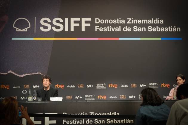 Photocall for the film The Debut at the San Sebastián Film Festival Actor Jesse Eisenberg speaks to the media during the presentation of the film The Debut at the San Sebastián Film Festival on September 23, 2026, in San Sebastián, Basque Country, Spain. The Debut centers on Mona Friedman, a shy housewife who lands a role in a community theater production and undergoes a transformation under the guidance of a demanding director. SEPTEMBER 23, 2026 San Sebastián, Basque Country San Sebastián, Basque Country, Spain  Copyright: xUnanuex 7793887