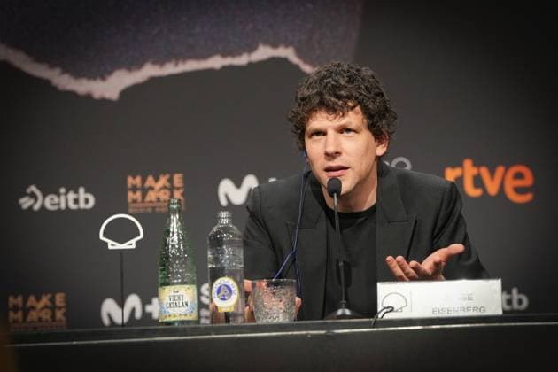 Photocall for the film The Debut at the San Sebastián Film Festival Actor Jesse Eisenberg speaks to the media during the presentation of the film The Debut at the San Sebastián Film Festival on September 23, 2026, in San Sebastián, Basque Country, Spain. The Debut centers on Mona Friedman, a shy housewife who lands a role in a community theater production and undergoes a transformation under the guidance of a demanding director. SEPTEMBER 23, 2026 San Sebastián, Basque Country San Sebastián, Basque Country, Spain  Copyright: xUnanuex 7793888