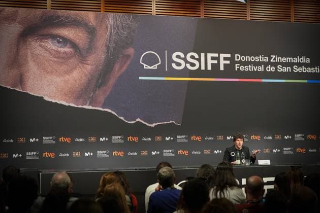 Photocall for the film The Debut at the San Sebastián Film Festival Actor Jesse Eisenberg speaks to the media during the presentation of the film The Debut at the San Sebastián Film Festival on September 23, 2026, in San Sebastián, Basque Country, Spain. The Debut centers on Mona Friedman, a shy housewife who lands a role in a community theater production and undergoes a transformation under the guidance of a demanding director. SEPTEMBER 23, 2026 San Sebastián, Basque Country San Sebastián, Basque Country, Spain  Copyright: xUnanuex 7793889