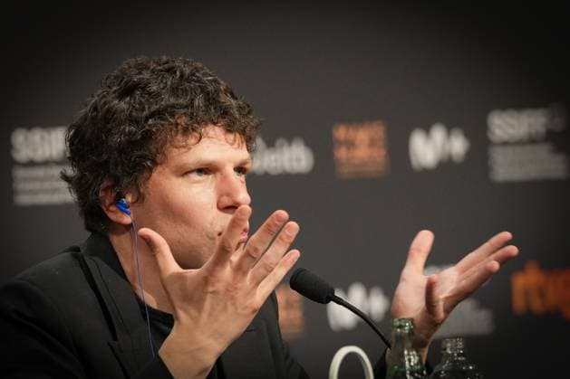 Photocall for the film The Debut at the San Sebastián Film Festival Actor Jesse Eisenberg speaks to the media during the presentation of the film The Debut at the San Sebastián Film Festival on September 23, 2026, in San Sebastián, Basque Country, Spain. The Debut centers on Mona Friedman, a shy housewife who lands a role in a community theater production and undergoes a transformation under the guidance of a demanding director. SEPTEMBER 23, 2026 San Sebastián, Basque Country San Sebastián, Basque Country, Spain  Copyright: xUnanuex 7793890