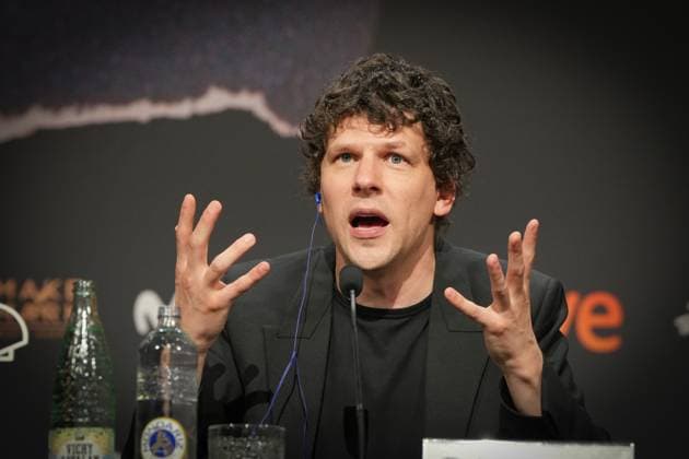 Photocall for the film The Debut at the San Sebastián Film Festival Actor Jesse Eisenberg speaks to the media during the presentation of the film The Debut at the San Sebastián Film Festival on September 23, 2026, in San Sebastián, Basque Country, Spain. The Debut centers on Mona Friedman, a shy housewife who lands a role in a community theater production and undergoes a transformation under the guidance of a demanding director. SEPTEMBER 23, 2026 San Sebastián, Basque Country San Sebastián, Basque Country, Spain  Copyright: xUnanuex 7793893