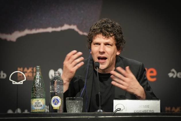 Photocall for the film The Debut at the San Sebastián Film Festival Actor Jesse Eisenberg speaks to the media during the presentation of the film The Debut at the San Sebastián Film Festival on September 23, 2026, in San Sebastián, Basque Country, Spain. The Debut centers on Mona Friedman, a shy housewife who lands a role in a community theater production and undergoes a transformation under the guidance of a demanding director. SEPTEMBER 23, 2026 San Sebastián, Basque Country San Sebastián, Basque Country, Spain  Copyright: xUnanuex 7793894