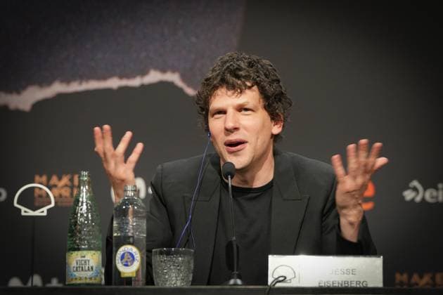 Photocall for the film The Debut at the San Sebastián Film Festival Actor Jesse Eisenberg speaks to the media during the presentation of the film The Debut at the San Sebastián Film Festival on September 23, 2026, in San Sebastián, Basque Country, Spain. The Debut centers on Mona Friedman, a shy housewife who lands a role in a community theater production and undergoes a transformation under the guidance of a demanding director. SEPTEMBER 23, 2026 San Sebastián, Basque Country San Sebastián, Basque Country, Spain  Copyright: xUnanuex 7793895