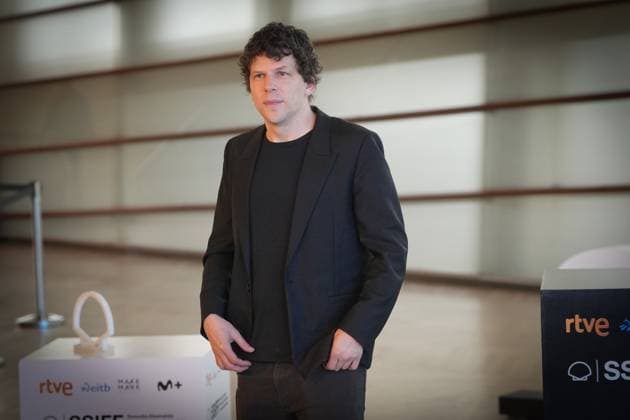 Photocall for the film The Debut at the San Sebastián Film Festival Actor Jesse Eisenberg during the presentation of the film The Debut at the San Sebastián Film Festival on September 23, 2026, in San Sebastián, Basque Country, Spain. The Debut centers on Mona Friedman, a shy housewife who lands a role in a community theater production and undergoes a transformation under the guidance of a demanding director. SEPTEMBER 23, 2026 San Sebastián, Basque Country San Sebastián, Basque Country, Spain  Copyright: xUnanuex 7793901