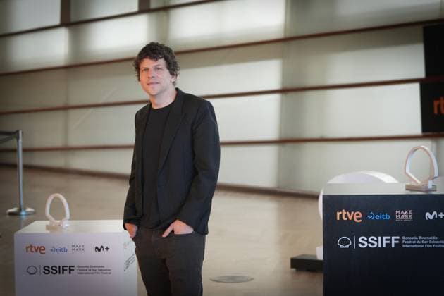 Photocall for the film The Debut at the San Sebastián Film Festival Actor Jesse Eisenberg during the presentation of the film The Debut at the San Sebastián Film Festival on September 23, 2026, in San Sebastián, Basque Country, Spain. The Debut centers on Mona Friedman, a shy housewife who lands a role in a community theater production and undergoes a transformation under the guidance of a demanding director. SEPTEMBER 23, 2026 San Sebastián, Basque Country San Sebastián, Basque Country, Spain  Copyright: xUnanuex 7793902