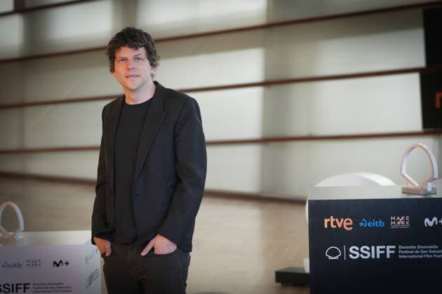 Photocall for the film The Debut at the San Sebastián Film Festival Actor Jesse Eisenberg during the presentation of the film The Debut at the San Sebastián Film Festival on September 23, 2026, in San Sebastián, Basque Country, Spain. The Debut centers on Mona Friedman, a shy housewife who lands a role in a community theater production and undergoes a transformation under the guidance of a demanding director. SEPTEMBER 23, 2026 San Sebastián, Basque Country San Sebastián, Basque Country, Spain  Copyright: xUnanuex 7793903