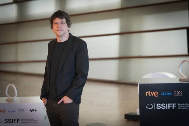 Photocall for the film The Debut at the San Sebastián Film Festival Actor Jesse Eisenberg during the presentation of the film The Debut at the San Sebastián Film Festival on September 23, 2026, in San Sebastián, Basque Country, Spain. The Debut centers on Mona Friedman, a shy housewife who lands a role in a community theater production and undergoes a transformation under the guidance of a demanding director. SEPTEMBER 23, 2026 San Sebastián, Basque Country San Sebastián, Basque Country, Spain  Copyright: xUnanuex 7793904