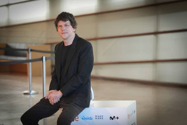Photocall for the film The Debut at the San Sebastián Film Festival Actor Jesse Eisenberg during the presentation of the film The Debut at the San Sebastián Film Festival on September 23, 2026, in San Sebastián, Basque Country, Spain. The Debut centers on Mona Friedman, a shy housewife who lands a role in a community theater production and undergoes a transformation under the guidance of a demanding director. SEPTEMBER 23, 2026 San Sebastián, Basque Country San Sebastián, Basque Country, Spain  Copyright: xUnanuex 7793905