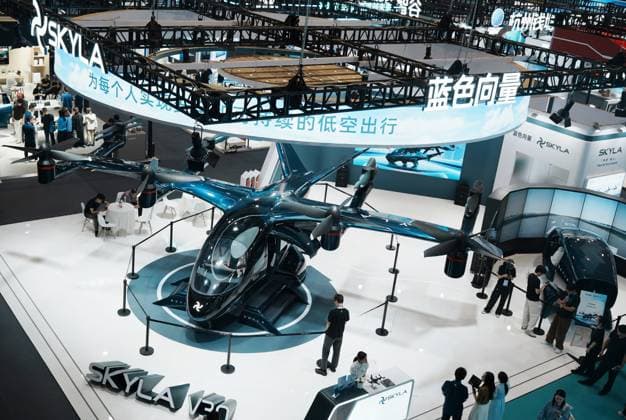 5th Global Digital Trade Expo in Hangzhou The audience visited a 6-seat tilt rotor electric vertical takeoff and landing aircraft (eVTOL) at the 5th Global Digital Trade Expo in Hangzhou, Zhejiang Province, China on September 23, 2026. Hangzhou Zhejiang China  Copyright: xCFOTOx i1790192368573