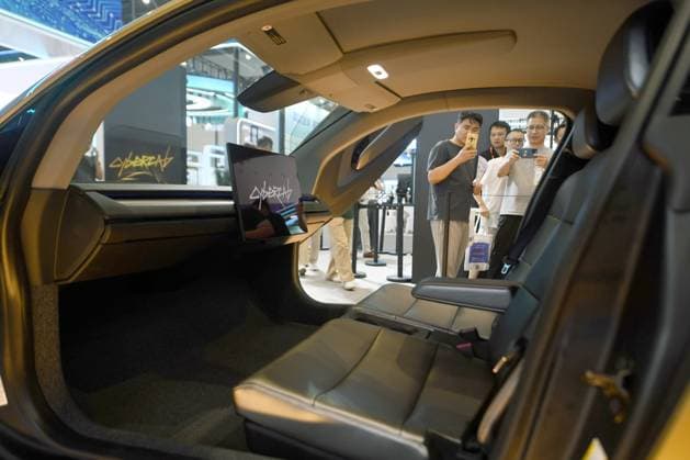 5th Global Digital Trade Expo in Hangzhou Audiences visit the mass production version of Tesla s driverless Cybercab at the 5th Global Digital Trade Expo in Hangzhou, Zhejiang Province, China on September 23, 2026. Hangzhou Zhejiang China  Copyright: xCFOTOx i1790192369196