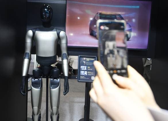 5th Global Digital Trade Expo in Hangzhou Audiences visit Tesla s third generation universal humanoid robot Optimus V3 at the 5th Global Digital Trade Expo in Hangzhou, Zhejiang Province, China on September 23, 2026. Hangzhou Zhejiang China  Copyright: xCFOTOx i1790192369339