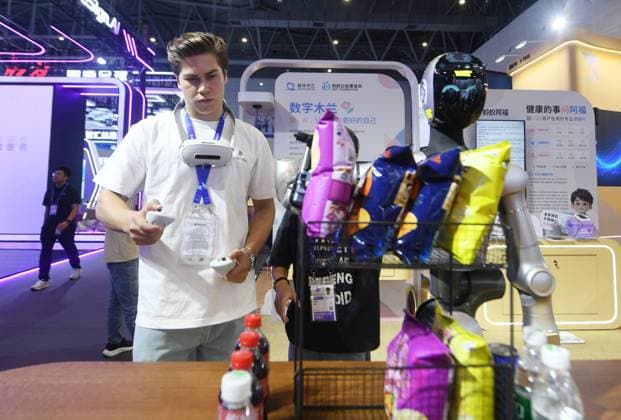 5th Global Digital Trade Expo in Hangzhou Foreign visitors experience the training of humanoid robot learning to sort goods at the 5th Global Digital Trade Expo in Hangzhou, Zhejiang Province, China on September 23, 2026. Hangzhou Zhejiang China  Copyright: xCFOTOx i1790192369630
