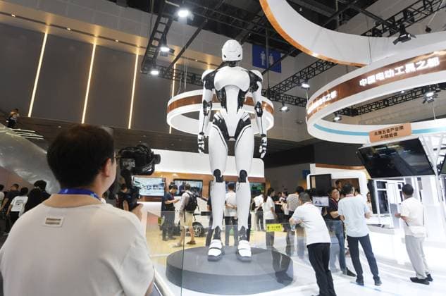 5th Global Digital Trade Expo in Hangzhou Audiences visit the giant humanoid robot at the 5th Global Digital Trade Expo in Hangzhou, Zhejiang Province, China on September 23, 2026. Hangzhou Zhejiang China  Copyright: xCFOTOx i1790192370086