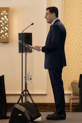 Moreno is participating this Wednesday in Ireland in the meeting of the European Committee of the Regions. The president of the Regional Government of Andalusia, Juanma Moreno, is speaking at the meeting of the Bureau of the Committee of the Regions (CoR) being held in the city of Mullingar, in Ireland. September 23, 2026, in Mullingar, Ireland. The meeting of the Bureau of the European Committee of the Regions in Mullingar was held under the theme Prosperous and Sustainable Communities: Building a Europe That Works for All Territories, where Juanma Moreno addressed two debates. The first focused on the competitiveness, innovation, and economic resilience of Europe’s territories, and the second will revolve around access to housing, espe Copyright: xFranciscoxJ.xOlmox 7793970