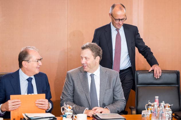 Interior Minister Alexander Dobrindt (CSU), Vice Chancellor Lars Klingbeil (SPD), and Federal Chancellor Friedrich Merz (CDU) on September 23, 2026, at the federal government’s cabinet meeting at the Chancellery in Berlin. Photo: bildgehege. Federal government cabinet meeting