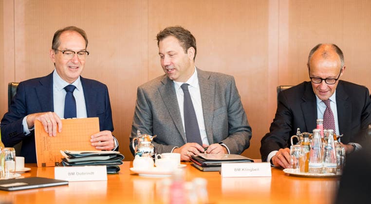 Interior Minister Alexander Dobrindt (CSU), Vice Chancellor Lars Klingbeil (SPD), and Federal Chancellor Friedrich Merz (CDU) on September 23, 2026, at the Federal Government’s cabinet meeting at the Chancellery in Berlin. Photo: bildgehege. Federal Government cabinet meeting
