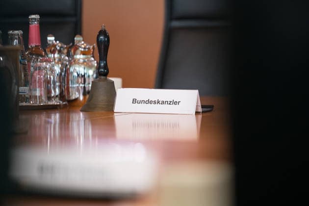 A sign reading Federal Chancellor stands on September 23, 2026, at the seat of Federal Chancellor Friedrich Merz (CDU) during a cabinet meeting of the federal government at the Chancellery in Berlin. Photo: bildgehege. Federal government cabinet meeting.