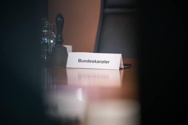A sign reading Federal Chancellor stands on September 23, 2026, at the seat of Federal Chancellor Friedrich Merz (CDU) during a cabinet meeting of the federal government at the Chancellery in Berlin. Photo: bildgehege. Federal government cabinet meeting.