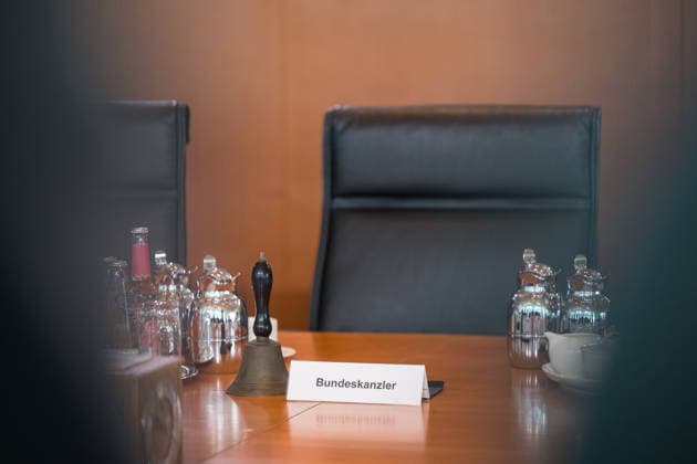 A sign reading Federal Chancellor stands on September 23, 2026, at the seat of Federal Chancellor Friedrich Merz (CDU) during a cabinet meeting of the federal government at the Chancellery in Berlin. Photo: bildgehege. Federal government cabinet meeting.