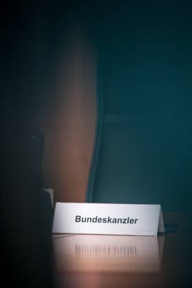 A sign reading Federal Chancellor stands on September 23, 2026, at the seat of Federal Chancellor Friedrich Merz (CDU) during a cabinet meeting of the federal government at the Chancellery in Berlin. Photo: bildgehege. Federal government cabinet meeting.
