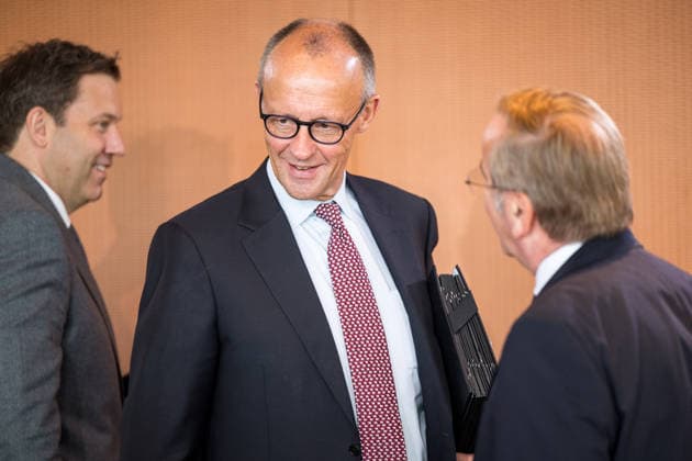 Vice Chancellor Lars Klingbeil (SPD), Federal Chancellor Friedrich Merz (CDU), and Defense Minister Boris Pistorius (SPD) on September 23, 2026, at the Federal Government’s cabinet meeting at the Chancellery in Berlin. Photo: bildgehege. Federal Government cabinet meeting