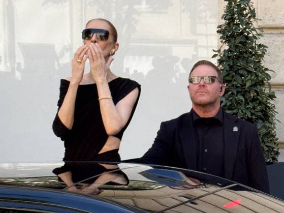Celine Dion comes out to greet her fans in front of the Royal Monceau Hotel in Paris on September 23, 2026. Twin C Bestimage Céline Dion comes out to greet her fans in front of the Royal Monceau Hotel in Paris on September 23, 2026. Paris, France  Copyright: xTwinxCx xBestimagexTwinxCx xBestimagex