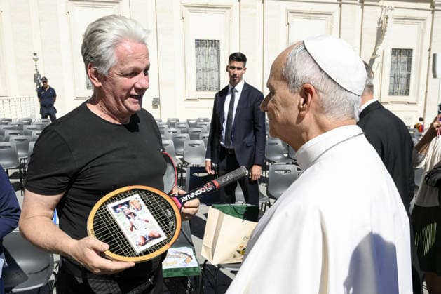 Pope Leo XIV Leads The General Audience - Vatican Pope Leo XIV receives a tennis racquet that belonged to Bjorn Borg at the end of the weekly general audience in Saint Peter’s square, Vatican on September 23, 2026. Photo by (EV) Mario Tomassetti Vatican Media ABACAPRESS.COM Rome  Copyright: xABACAx