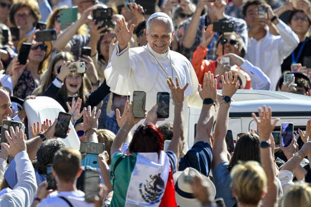 Pope Leo XIV Leads The General Audience - Vatican Pope Leo XIV greets the crowd during the weekly general audience in Saint Peter’s square, Vatican on September 23, 2026. Photo by (EV) Elisabetta Trevisan Vatican Media ABACAPRESS.COM Rome  Copyright: xABACAx