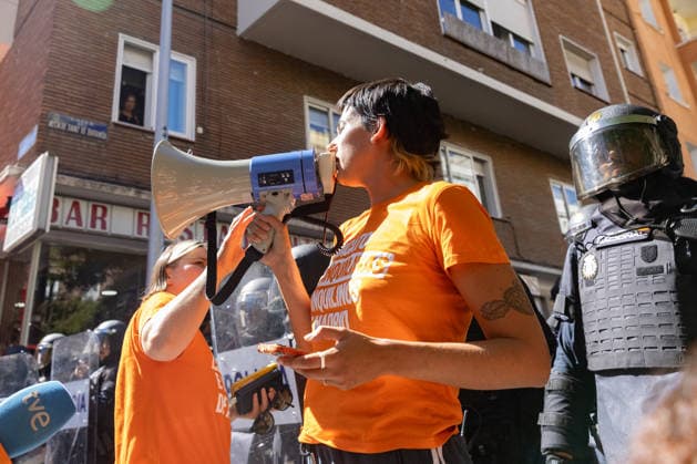 September 23, 2026, Madrid, Madrid, SPAIN: Hundreds of Madrid residents, mobilized by the Tenants Union, are protesting against the eviction of MaricarmenÃ¢â‚¬an 87-year-old woman forced out of the apartment where she had lived for 70 years by a real estate investment fund. She had refused to leave the home for which she had always paid rent. Police used charge tactics against the demonstrators. Madrid SPAIN - ZUMAl221 20260923_zip_l221_009 Copyright: xIgnacioxLopezxIsasmendix