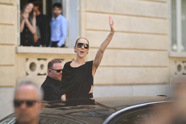 Celine Dion greets her fans in front of the Royal Monceau Hotel in Paris on September 23, 2026. Pierre Perusseau, Bestimage. Céline Dion comes out to greet her fans in front of the Royal Monceau Hotel in Paris on September 23, 2026. Paris, France  Copyright: xPierrexPerusseaux xBestimagexPierrexPerusseaux xBestimagex