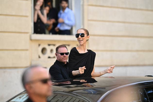 Celine Dion greets her fans in front of the Royal Monceau Hotel in Paris on September 23, 2026. Pierre Perusseau, Bestimage. Céline Dion comes out to greet her fans in front of the Royal Monceau Hotel in Paris on September 23, 2026. Paris, France  Copyright: xPierrexPerusseaux xBestimagexPierrexPerusseaux xBestimagex