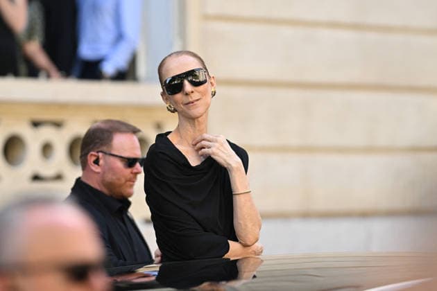 Celine Dion greets her fans in front of the Royal Monceau Hotel in Paris on September 23, 2026. Pierre Perusseau, Bestimage. Céline Dion comes out to greet her fans in front of the Royal Monceau Hotel in Paris on September 23, 2026. Paris, France  Copyright: xPierrexPerusseaux xBestimagexPierrexPerusseaux xBestimagex