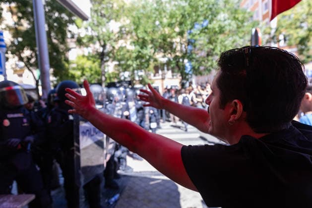 September 23, 2026, Madrid, Madrid, SPAIN: Hundreds of Madrid residents, mobilized by the Tenants Union, are protesting against the eviction of MaricarmenÃ¢â‚¬an 87-year-old woman forced out of the apartment where she had lived for 70 years by a real estate investment fund. She had refused to leave the home for which she had always paid rent. Police used charge tactics against the demonstrators. Madrid SPAIN - ZUMAl221 20260923_zip_l221_018 Copyright: xIgnacioxLopezxIsasmendix