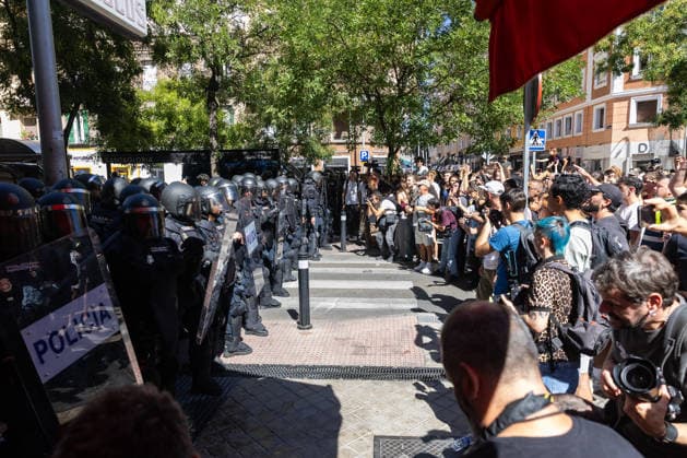 September 23, 2026, Madrid, Madrid, SPAIN: Hundreds of Madrid residents, mobilized by the Tenants Union, are protesting against the eviction of MaricarmenÃ¢â‚¬an 87-year-old woman forced out of the apartment where she had lived for 70 years by a real estate investment fund. She had refused to leave the home for which she had always paid rent. Police used charge tactics against the demonstrators. Madrid SPAIN - ZUMAl221 20260923_zip_l221_019 Copyright: xIgnacioxLopezxIsasmendix
