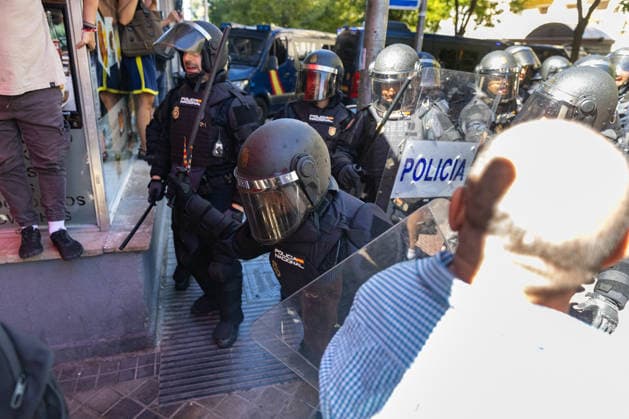 September 23, 2026, Madrid, Madrid, SPAIN: Hundreds of Madrid residents, mobilized by the Tenants Union, are protesting against the eviction of MaricarmenÃ¢â‚¬an 87-year-old woman forced out of the apartment where she had lived for 70 years by a real estate investment fund. She had refused to leave the home for which she had always paid rent. Police used charge tactics against the demonstrators. Madrid SPAIN - ZUMAl221 20260923_zip_l221_015 Copyright: xIgnacioxLopezxIsasmendix