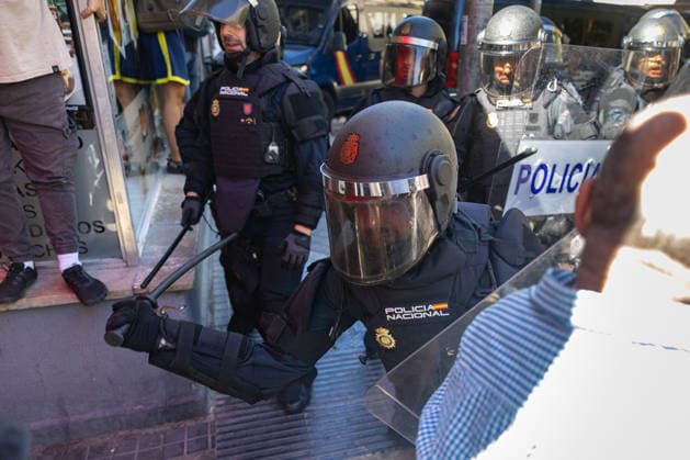 September 23, 2026, Madrid, Madrid, SPAIN: Hundreds of Madrid residents, mobilized by the Tenants Union, are protesting against the eviction of MaricarmenÃ¢â‚¬an 87-year-old woman forced out of the apartment where she had lived for 70 years by a real estate investment fund. She had refused to leave the home for which she had always paid rent. Police used charge tactics against the demonstrators. Madrid SPAIN - ZUMAl221 20260923_zip_l221_017 Copyright: xIgnacioxLopezxIsasmendix