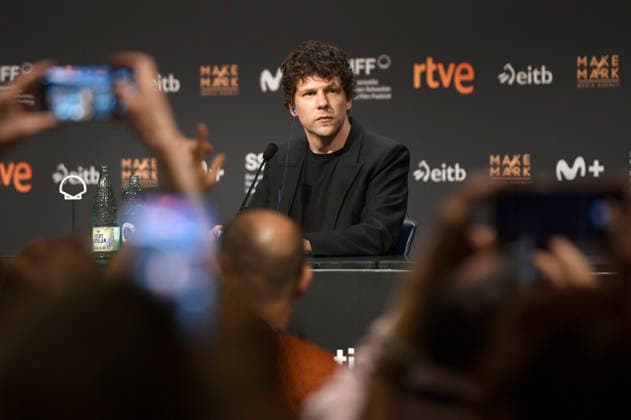 Jesse Eisenberg at the press conference for the film *The Debut* at the 74th San Sebastián International Film Festival (Festival Internacional de Cine de San Sebastián) at the Kursaal in San Sebastián, September 23, 2026 Foto:xC.xNiehausx xFuturexImagex debut_6907