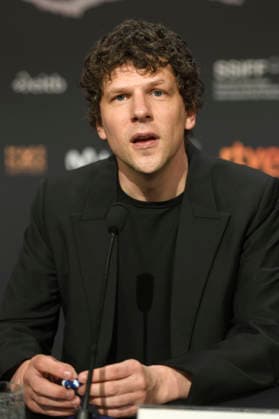 Jesse Eisenberg at the press conference for the film *The Debut* at the 74th San Sebastián International Film Festival (Festival Internacional de Cine de San Sebastián) at the Kursaal in San Sebastián, September 23, 2026 Foto:xC.xNiehausx xFuturexImagex debut_6908