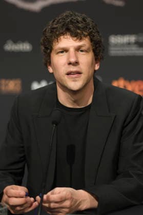 Jesse Eisenberg at the press conference for the film *The Debut* at the 74th San Sebastián International Film Festival (Festival Internacional de Cine de San Sebastián) at the Kursaal in San Sebastián, September 23, 2026 Foto:xC.xNiehausx xFuturexImagex debut_6909