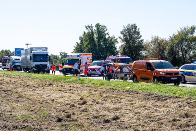 Serious Traffic Accident on the A67: Van Driver Seriously Injured, Rescue Helicopter on the Scene; Highway Fully Closed for 1 Hour 7aIMG 0573789 Serious Traffic Accident on the A67: Van Driver Seriously Injured, Rescue Helicopter on the Scene; Highway FullyHesse, Büttelborn, Germany Copyright: 7aktuell.dex xVincentxB. 0573789 20260923_7a_express_20260923_6565_573789