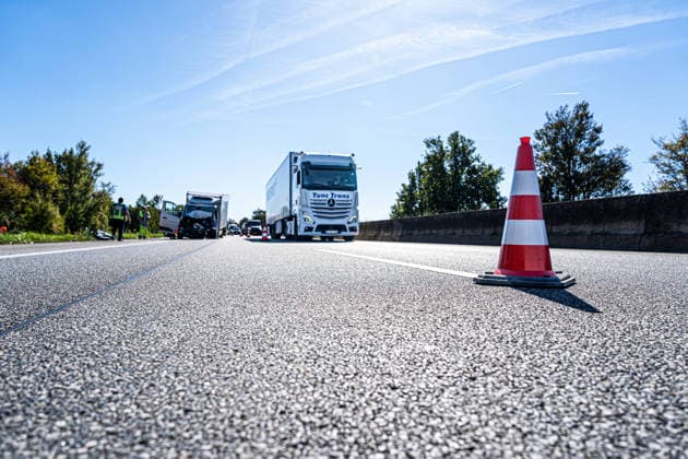 Serious Traffic Accident on the A67: Van Driver Seriously Injured, Rescue Helicopter on the Scene; Highway Fully Closed for 1 Hour 7aIMG 0573791 Serious Traffic Accident on the A67: Van Driver Seriously Injured, Rescue Helicopter on the Scene; Highway FullyHesse, Büttelborn, Germany Copyright: 7aktuell.dex xVincentxB. 0573791 20260923_7a_express_20260923_6565_573791