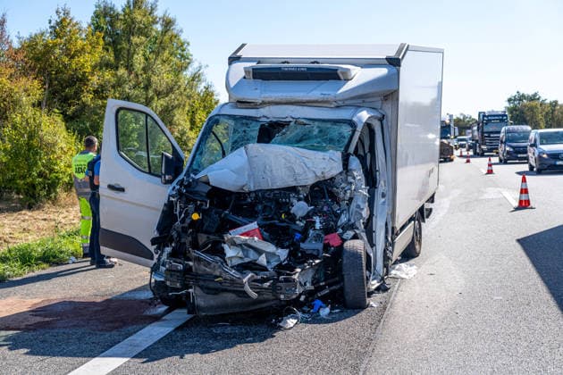 Serious Traffic Accident on the A67: Van Driver Seriously Injured; Rescue Helicopter on the Scene; Highway Fully Closed for 1 Hour 7aIMG 0573800 Serious Traffic Accident on the A67: Van Driver Seriously Injured; Rescue Helicopter on the Scene; Highway FullyHesse, Büttelborn, Germany Copyright: 7aktuell.dex xVincentxB. 0573800 20260923_7a_express_20260923_6565_573800