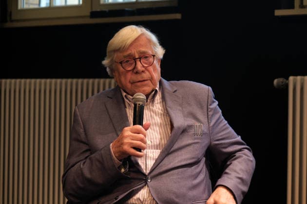 Bazon Brock at his Denkerei at the Hoftheater Kreuzberg e.V., Naunynstraße 63, Berlin Kreuzberg, September 7, 2026, on the topic of Impact, the works are reduced to a sum of reflections on the relationship between impact and the work—why we all quote authors whose works we don’t even know—with Brock, Lambert Wiesing, and Wolfgang Ullrich