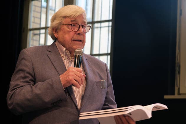 Bazon Brock at his Denkerei at the Hoftheater Kreuzberg e.V., Naunynstraße 63, Berlin Kreuzberg, September 7, 2026, on the topic of Impact, the works are reduced to a sum of reflections on the relationship between impact and the work—why we all quote authors whose works we don’t even know—with Brock, Lambert Wiesing, and Wolfgang Ullrich